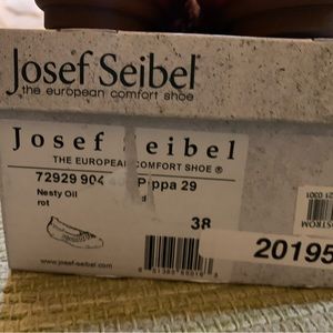 Josef Seibel round toe flat shoes